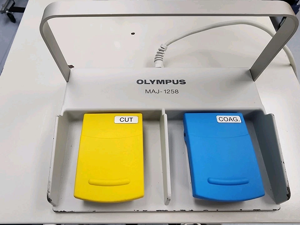 Unidad electroquirúrgica Olympus UES-40 con pedal MAJ-1258 Foto 3 de 3