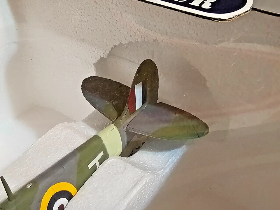 🔥FRANKLIN ARMOUR Col 1:48 Spitfire Mark V 124 SQN RAF ROBERT TUCK 98160 MINT!🔥 - Image 4 of 4