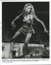 1993 Press Photo Daryl Hannah stars in HBO's Attack of the 50 ft. Woman