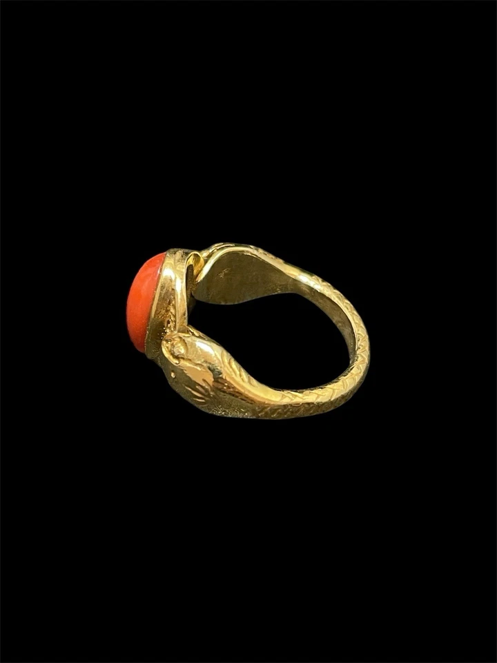 Anello stile etrusco con corallo rosso naturale e serpenti - Immagine 2 di 4