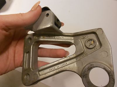 KAWASAKI ZX600 Z6 NINJA REAR RIGHT FOOT PEG BRACKET HOLDER 35011