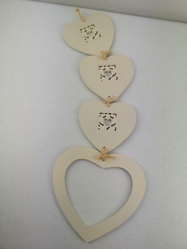 Decorazione Targa da Appendere a Parete Cuori in Legno Ritagliati - Bianco Off - 54 cm - Ottime Condizioni - Foto 4 di 6