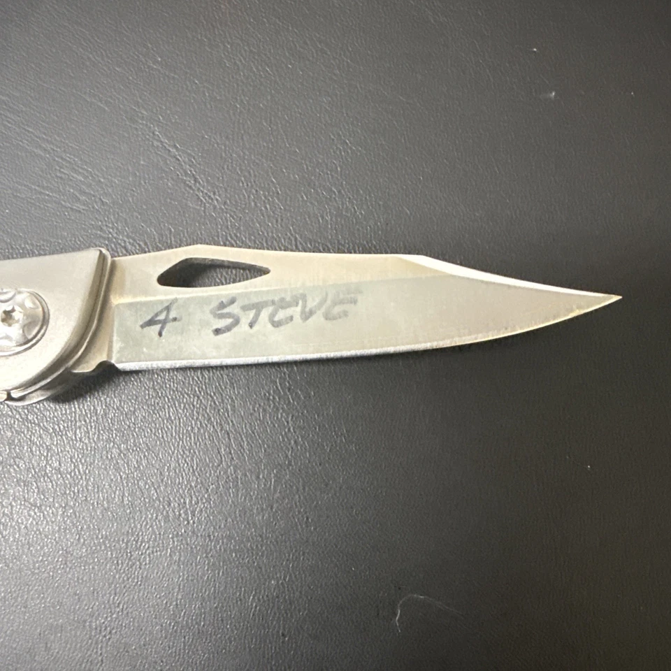 Cuchillo plegable Mantis MT-2HC Class Act 3. Tiene algo de escritura en Sharpe On The Blade Foto 2 de 2