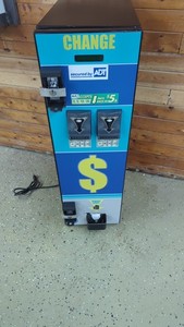 AMERICAN CHANGER (TRIAD) TC400A-RL3 CHANGER . plus two validators and Hopper