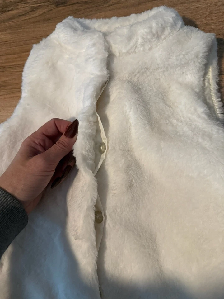 Chaleco Epic Threads Little Girls Blanco Imitación Piel Súper Suave, Talla 4T Usado en Excelente Condición Foto 3 de 4