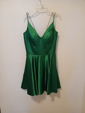 SHERRI HILL EUC green stain short homecoming dress size 4 deep v and thin straps