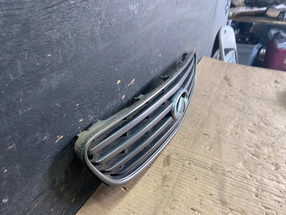 2002 to 2004 Infiniti I35 Sedan Front Upper Grill Grille Oem R5466 DG - Image 3 of 4