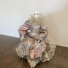 Poupée de porcelaine Pierrot musical 20 cm avec vêtements et support, assise