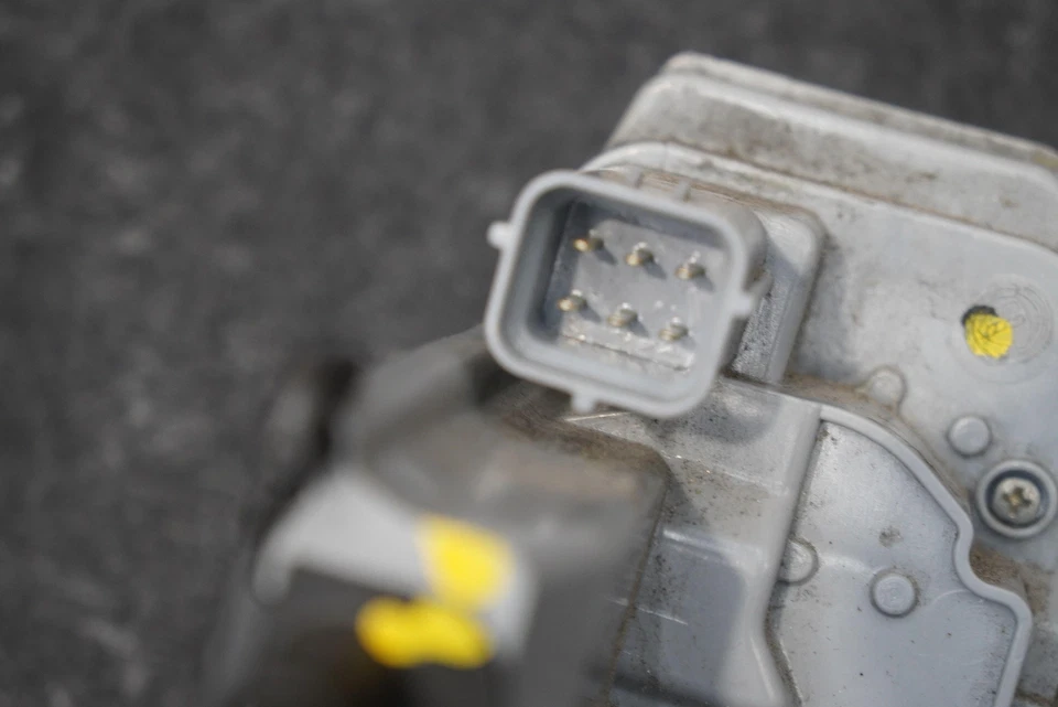 Actuador de bloqueo de pestillo de puerta del conductor delantero izquierdo 68298272AA OEM Alfa Romeo 4C 2016-20 Foto 4 de 4