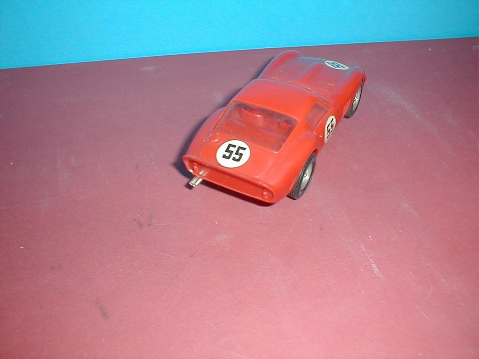 REVELL 1/32 VINTAGE ROJO FERRARI RUNNING SLOT CAR TIENE UN TUBO DE ESCAPE FALTANTE Foto 3 de 4