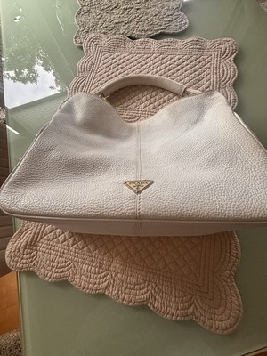 PRADA Schultertasche Medium Weiß Leder Silberfarbenes Verschlussmaterial
