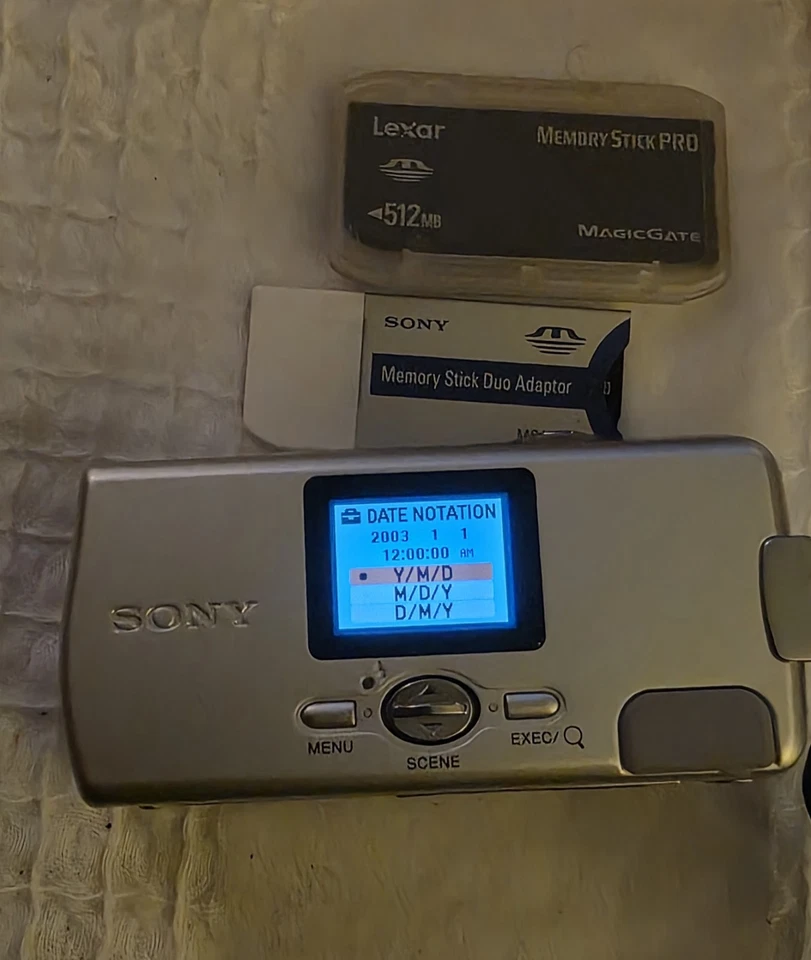 Vintage SONY Cyber-shot U DSC-U30 + 2 Memory Sticks BAG WORKS Digital CAMERA  - Image 2 of 4