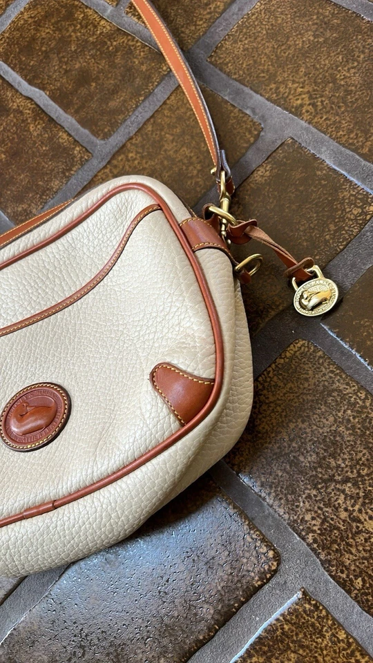 Bolso Bandolera Dooney & Bourke Bone De Colección Blanco y Cuero Tostado Británico con Cremallera Superior Foto 4 de 4