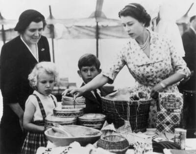 Queen Elizabeth II Princess Anne Prince Charles their nurse Hel- 1955 Old Photo