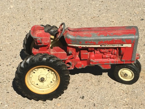 Vintage ERTL International Tractor Red Farm - Picture 2 of 7