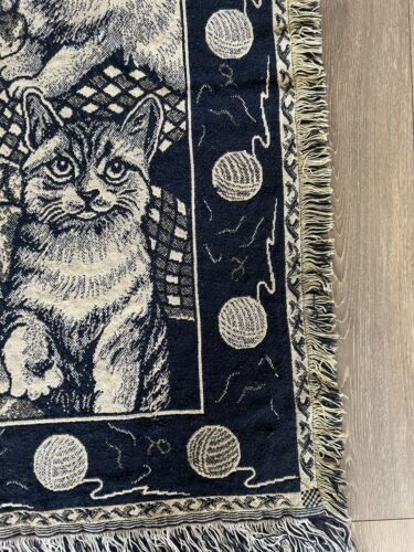 Manta tapiz tejida para gatos gatos en cojines borde bola de hilo azul marino crema - Imagen 3 de 7