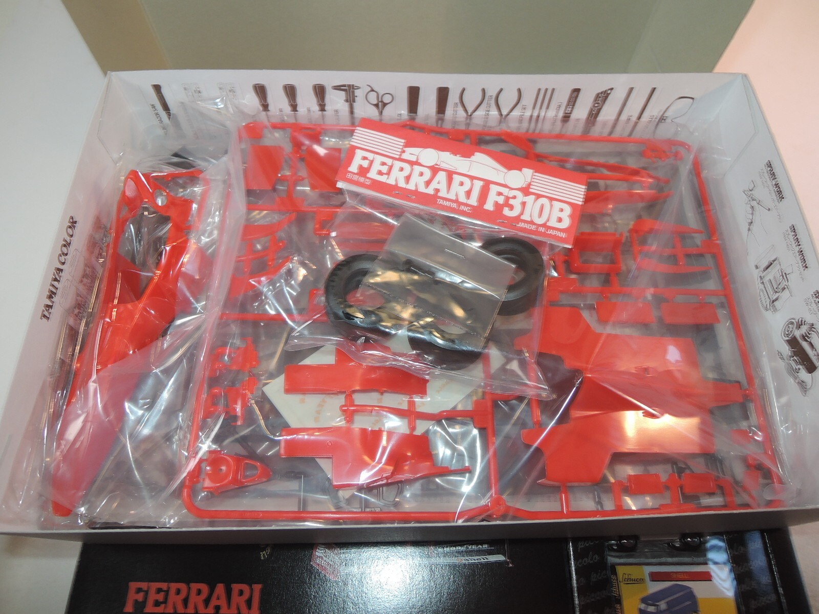  G2352 The Car Alliance Schuco VW T1 und Tamiya Ferrari F310B Bausatz NEU OVP