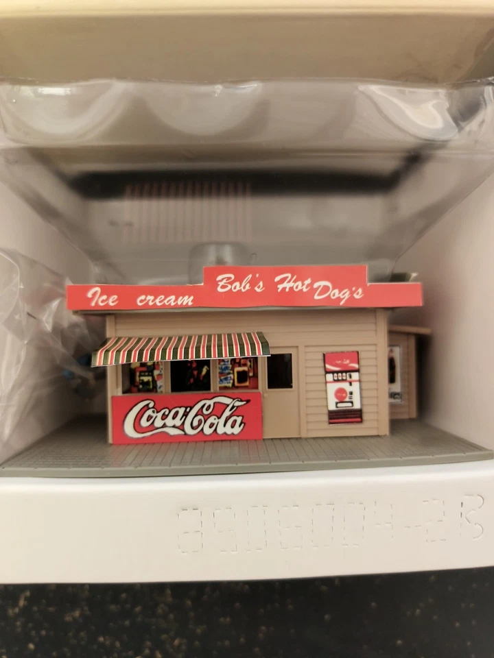 Model Power No. 573 Bob's Hot Dog's HO Scale w/2 figures - Image 2 of 4