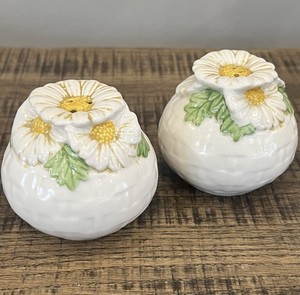 Metlox Poppytrail Sculptured Daisy, Salt and Pepper Shakers