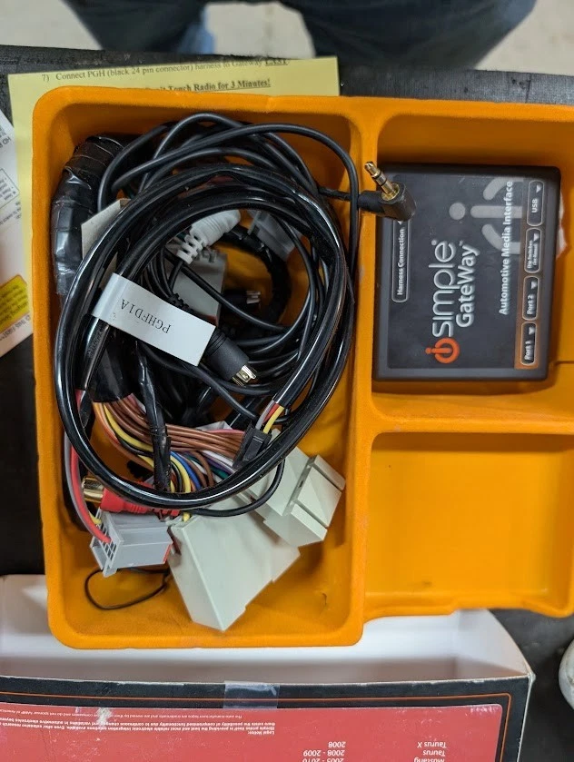 Radio de fábrica iPod/iPhone e interfaz de audio auxiliar iSimple GateWay ISFD571 Foto 3 de 3