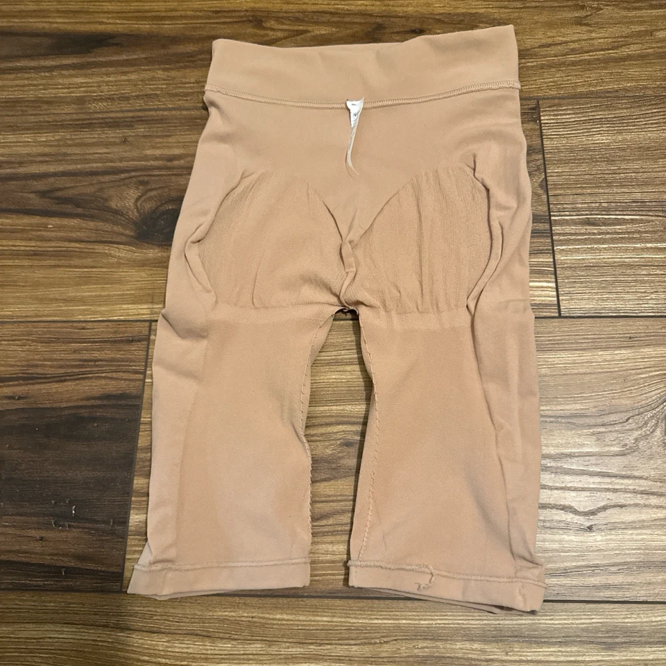 Levantador de glúteos invisible bien redondeado modelador corto Foto 3 de 4