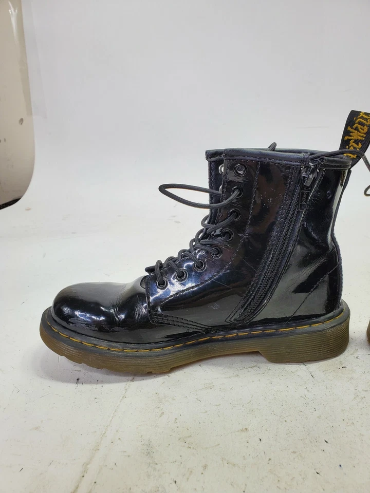Botas de combate Dr. Martens para niños negras charol Delaney con cordones talla 2 Foto 2 de 4