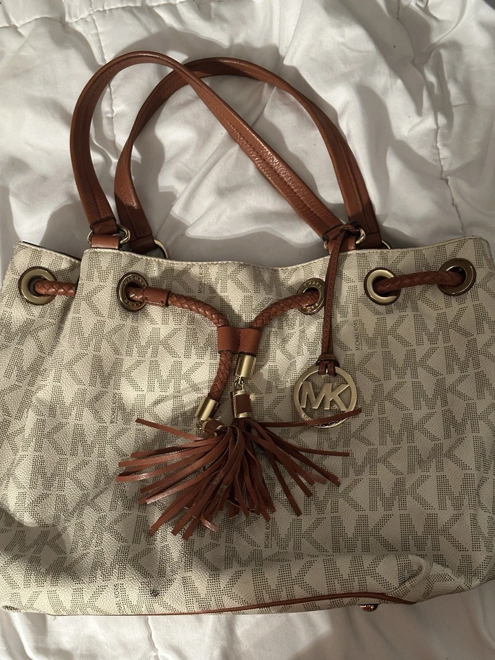 Bolso de hombro Michael Kors grande Jet Set logotipo de vainilla reunido Foto 3 de 4