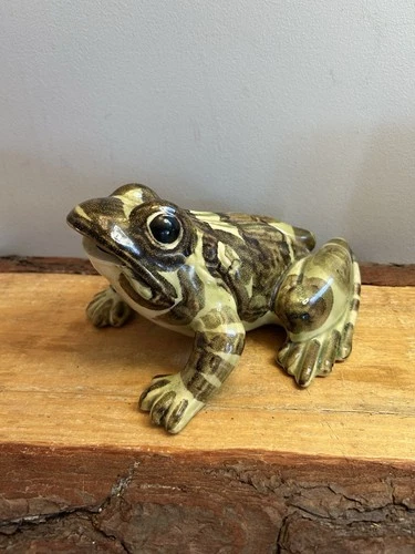 POSSIBLY, Early,BRUSH McCOY 8.25" POTTERY GARDEN FROG SCULPTURE GREEN