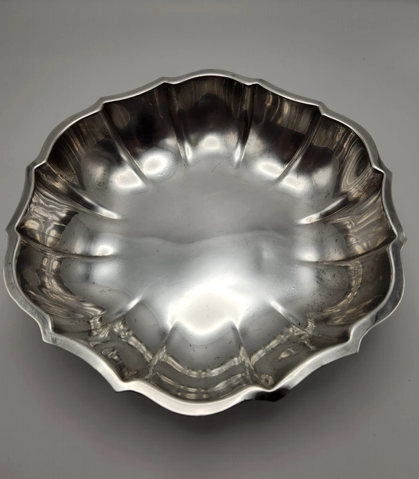 Cuenco de patas redondas festoneado plateado de colección de International Silver Co. 3050 Foto 2 de 4