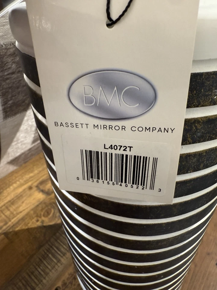 Abajur de mesa Bassett espelho Makalu marrom/ouro/branco poliresina novo! 16”x16”x27”H - Imagem 2 de 4