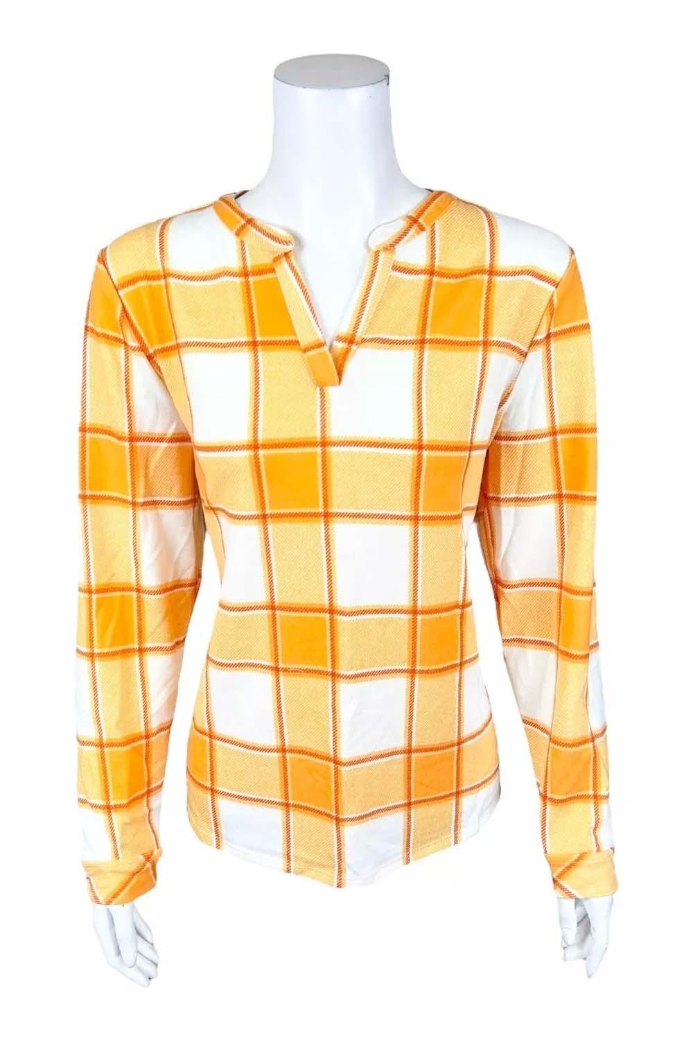 Топ из небесного трикотажа с принтом Denim & Co. С разрезным вырезом и длинным рукавом янтарного цвета