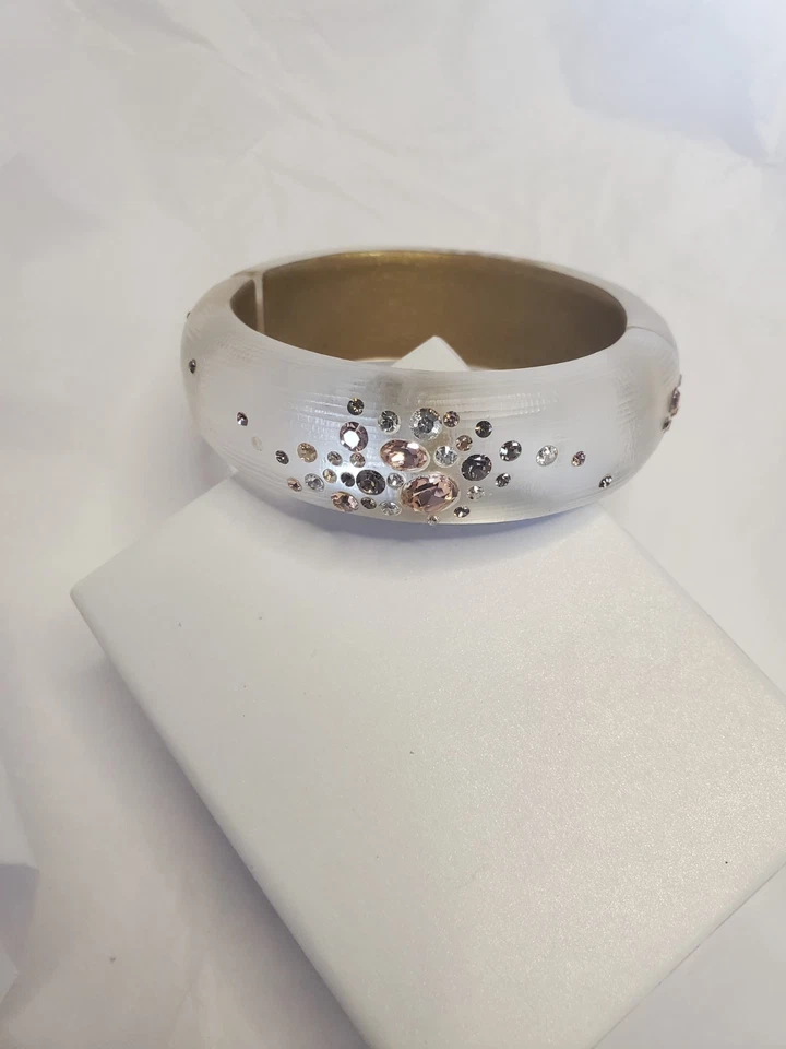 Браслет на петлях Alexis Bittar 1 дюйм люцит белый/серебристый розовый и золотые камни - Изображение 4 из 4