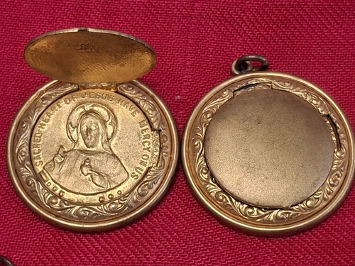 Antique Old Gold 1" Locket Scapular Medal JESUS. 1915 NEW NEVER USED