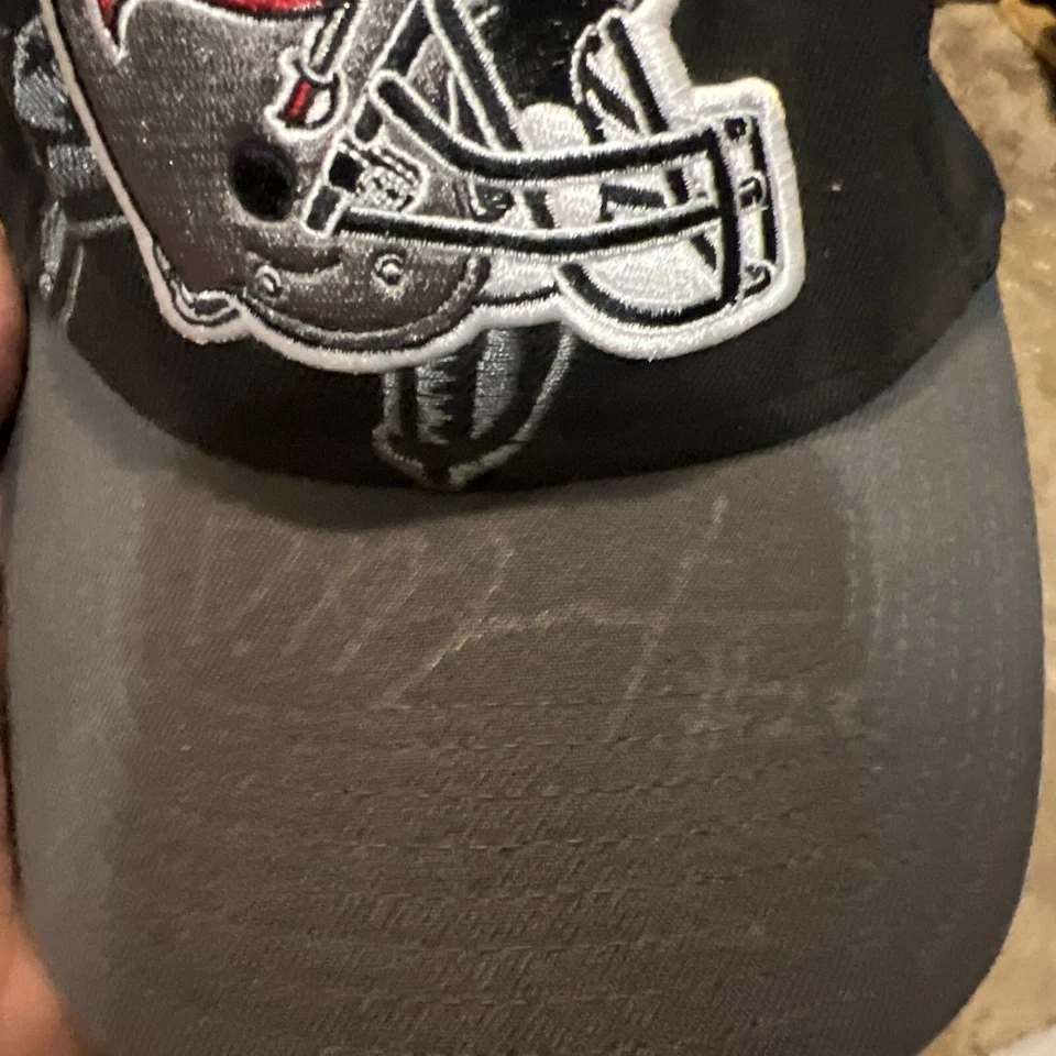 Sombrero Autografiado Tampa Bay Buccaneers Doug Martin New Era Pequeño-Mediano Elástico  Foto 2 de 4