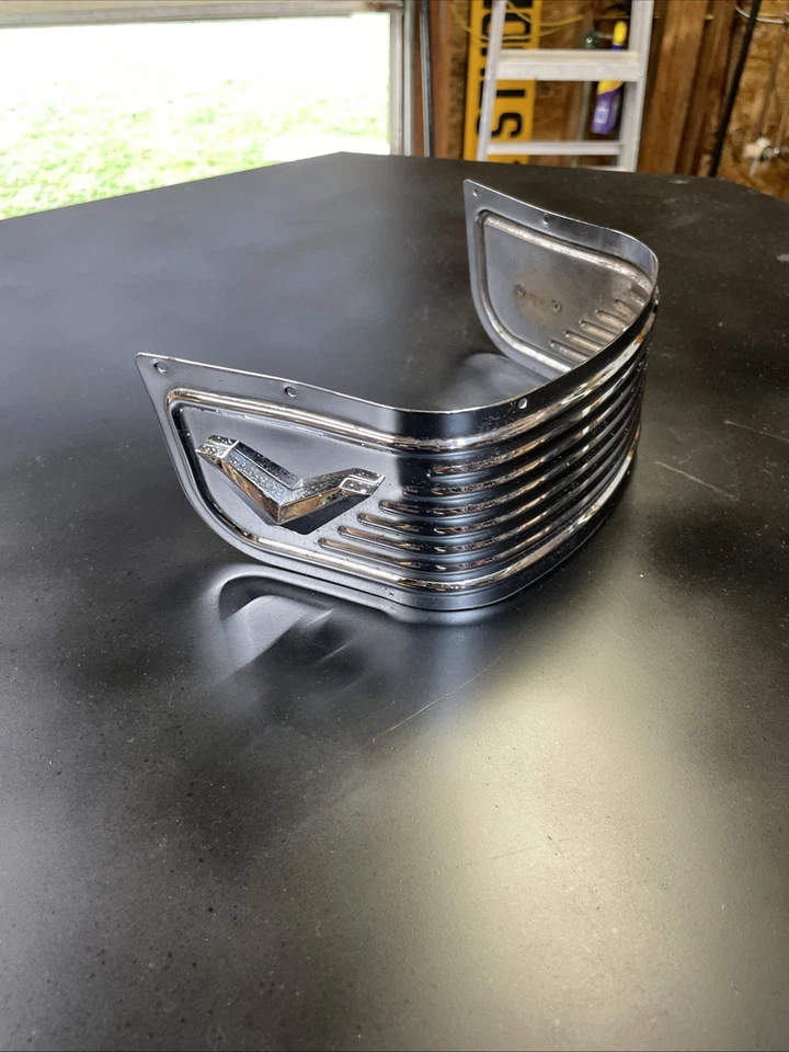 Guardabarros delantero Harley Davidson FL moldura inferior con logotipo en V Foto 2 de 4