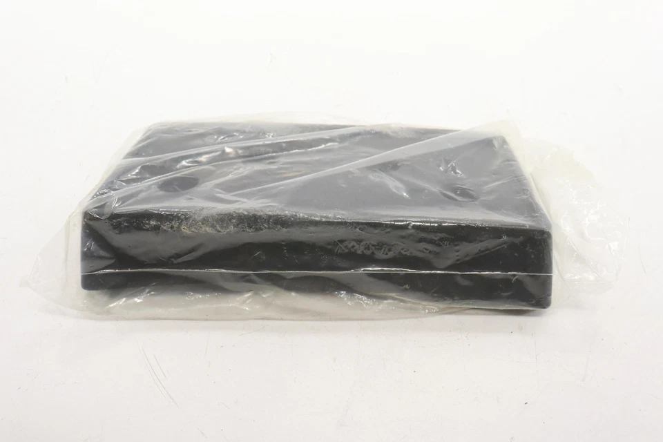 2015 - 2020 CHEVROLET TAHOE FRONT LICENSE PLATE MOUNT BRACKET OEM 23235997 - Image 3 of 4