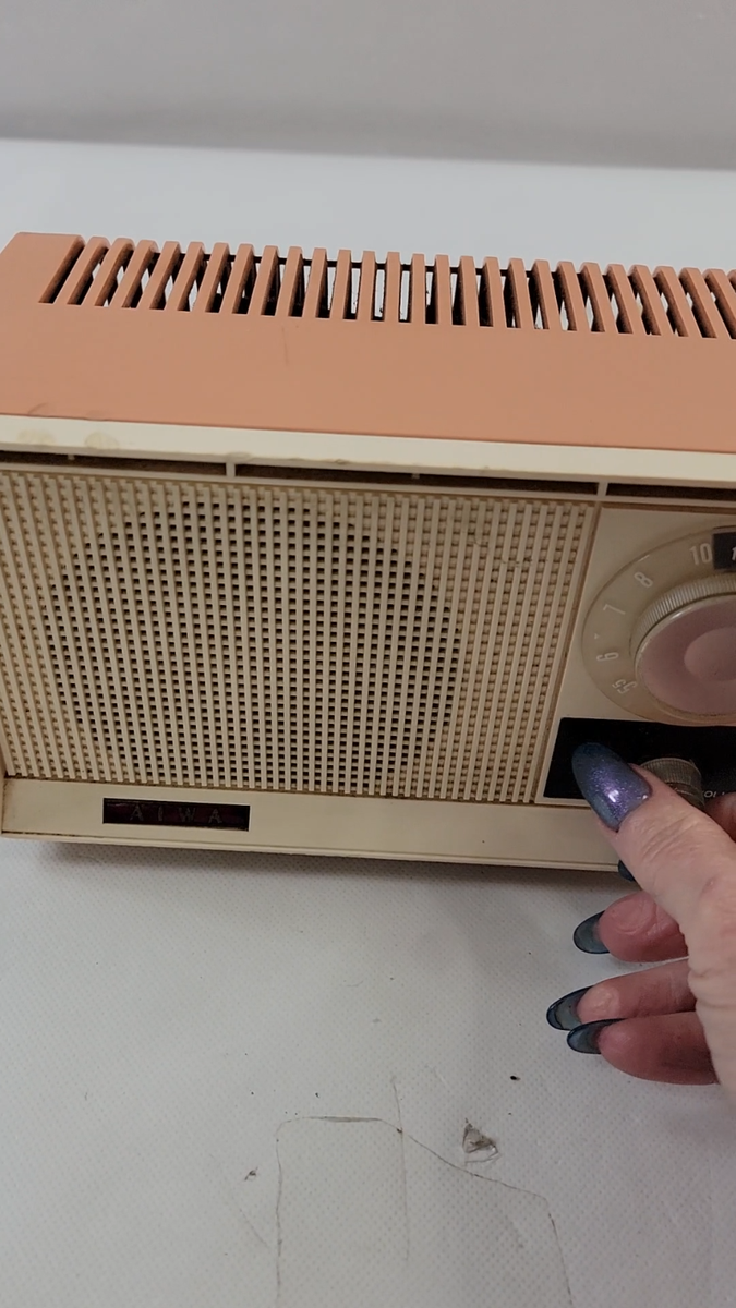 1940-50s AIWA Pink AM Radio Built-In Antenna Table Top Plug-In