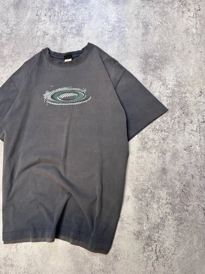 Camiseta Oakley Vintage Años 00 Desteñida por el Sol Centro Logo Grande Foto 3 de 4