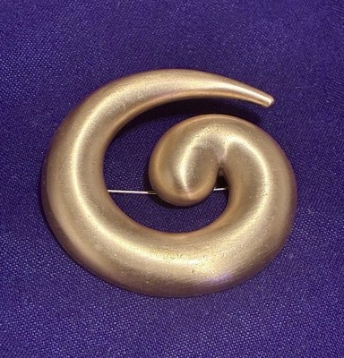 Monet Signed Gold Tone Metal Spiral Swirl Brooch Pin, No Stone