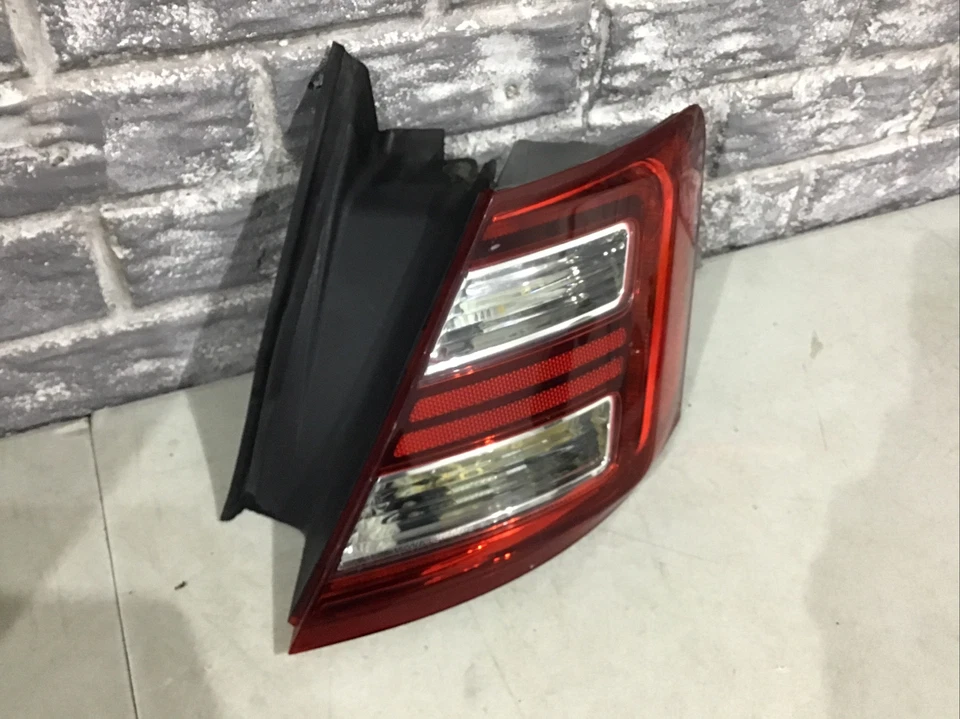 Luz trasera LED derecha Ford Taurus 2013-2018 (lado del pasajero) OEM, completa. Foto 4 de 4