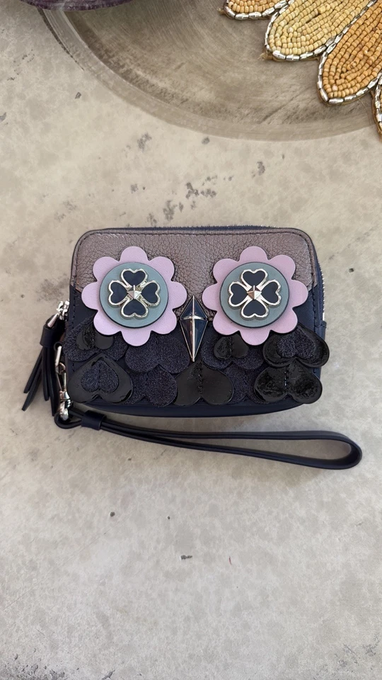 NUEVO Kate Spade Zibbi Búho Apliques Cuero Pequeño Estilo Cámara Muñequera Gorra de Noche Azul Marino Foto 2 de 3