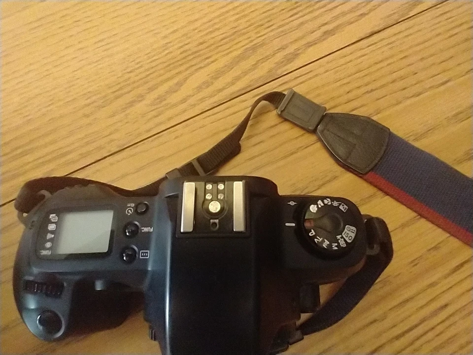 Пленочная камера Canon EOS Rebel G 35 мм с объективом 35-80 мм, ремешком, руководствами, сумкой. - Изображение 2 из 4