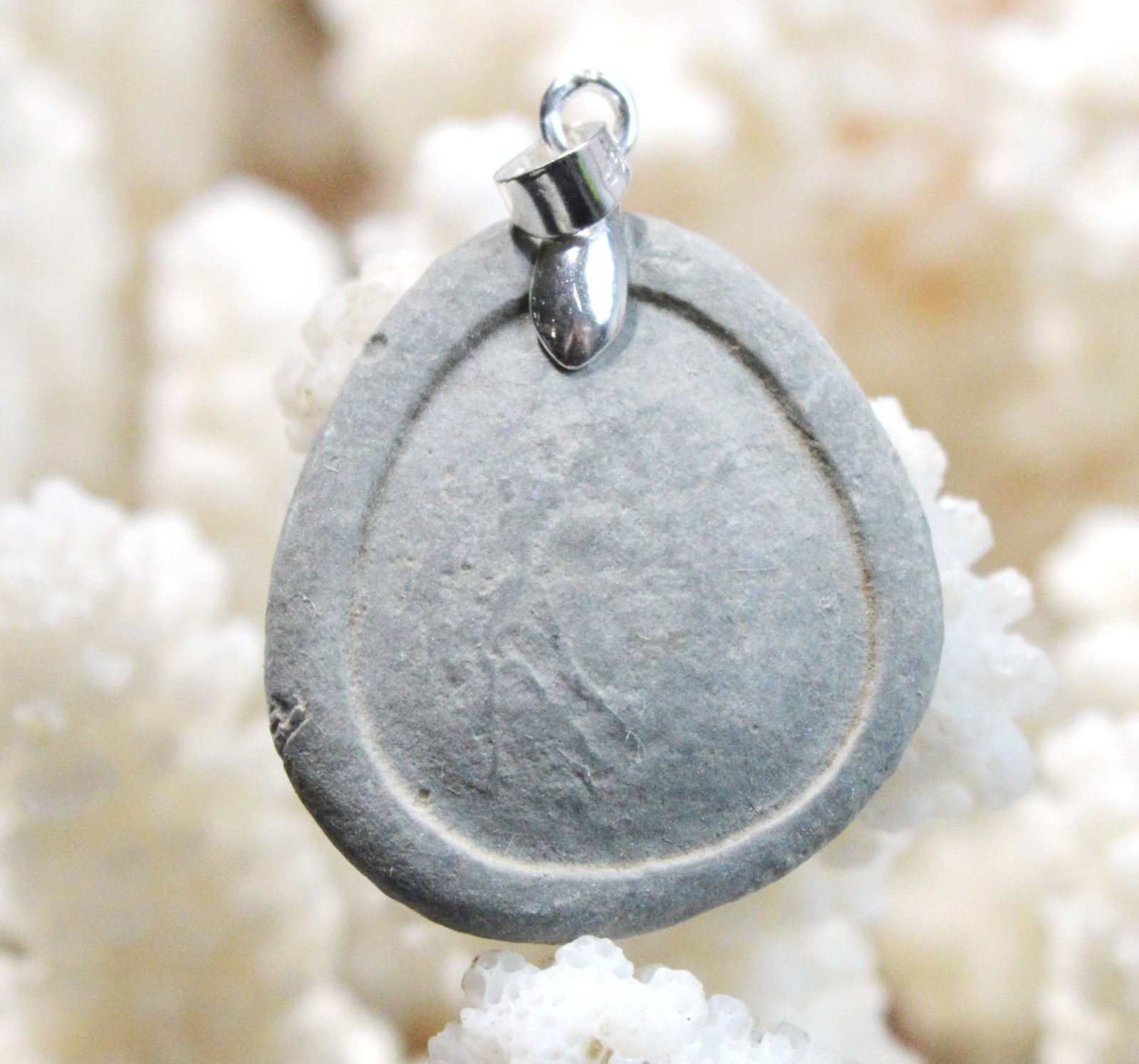 Pierre des fées 31 carats, le pendentif protecteur venu du Canada profond