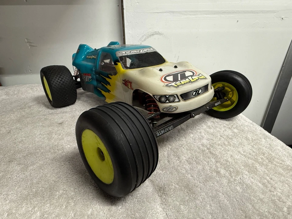 Camión de estadio Losi vintage sin escobillas Foto 3 de 4