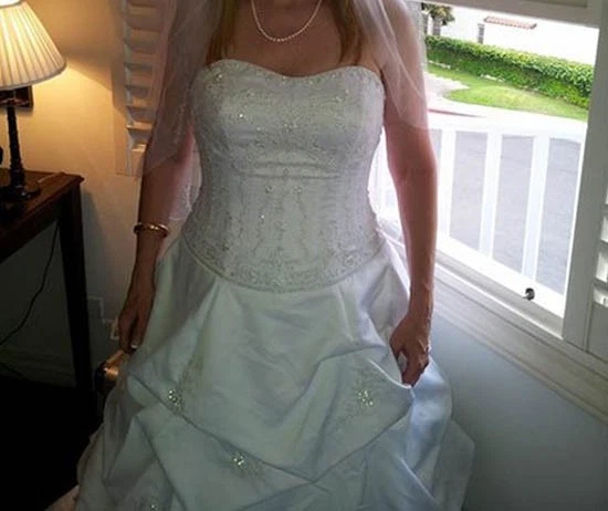 Beautiful Wedding Gown Size 14 With Beaded Bodice! - Image 2 of 4