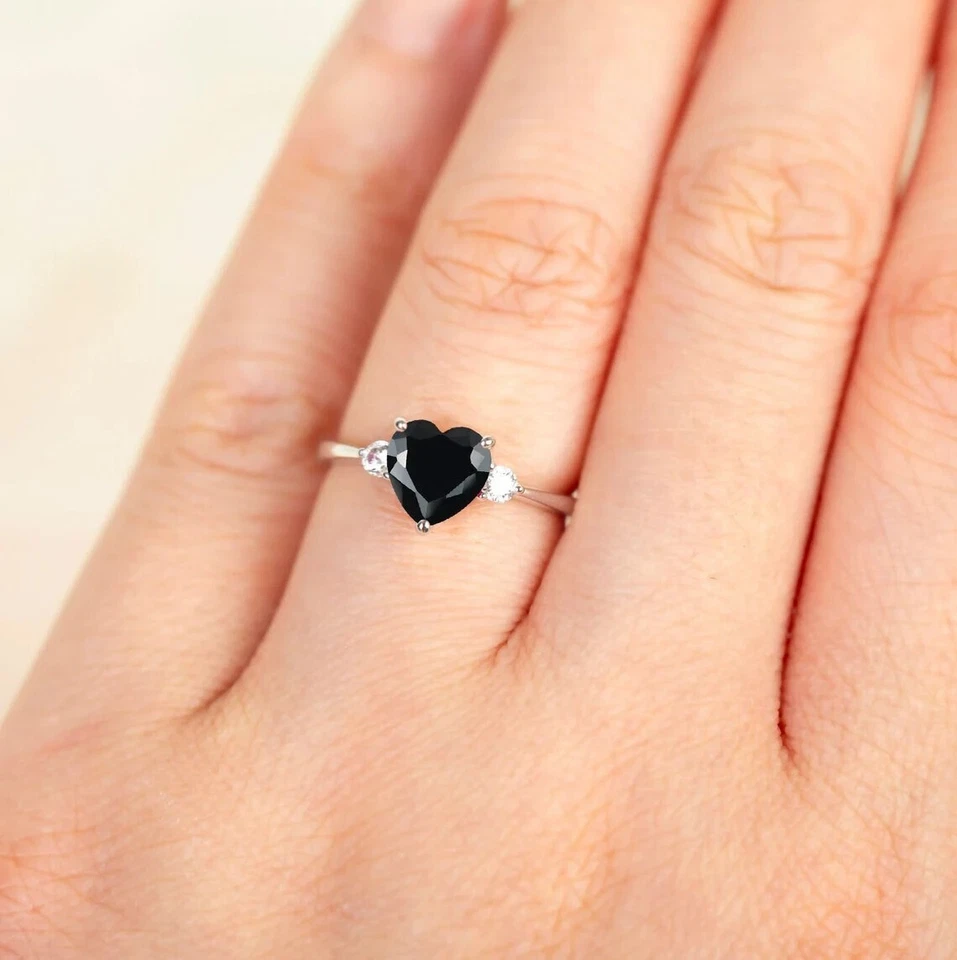 Anillo conjunto nupcial de diamantes negros simulados con corte de corazón de 2 quilates enchapado en oro blanco de 14 quilates Foto 4 de 4