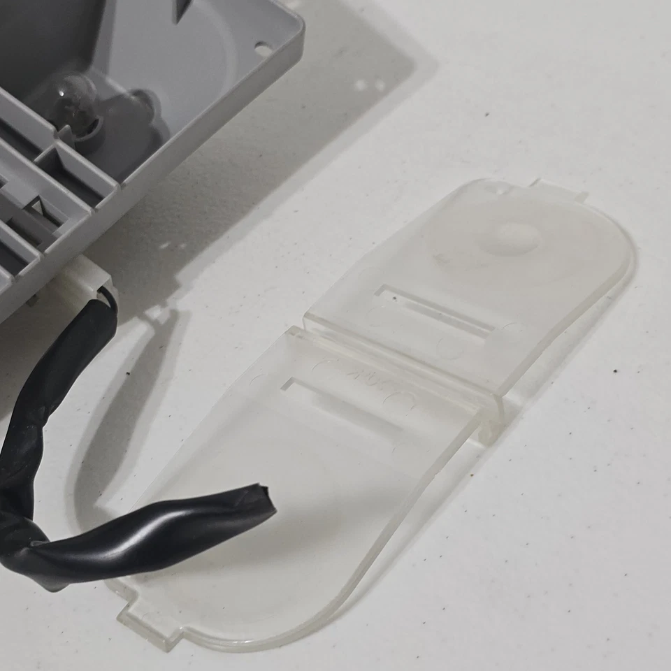 97-04 Mitsubishi Montero Sport Roof Overhead Console Dome Light BULB HOUSING SET - Image 3 of 4