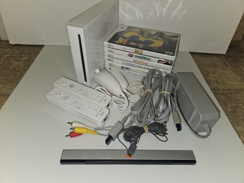 Nintendo Wii Console Bundle – White RVL-001 with 2 Wiimotes, 2 Nunchuks, Sensor