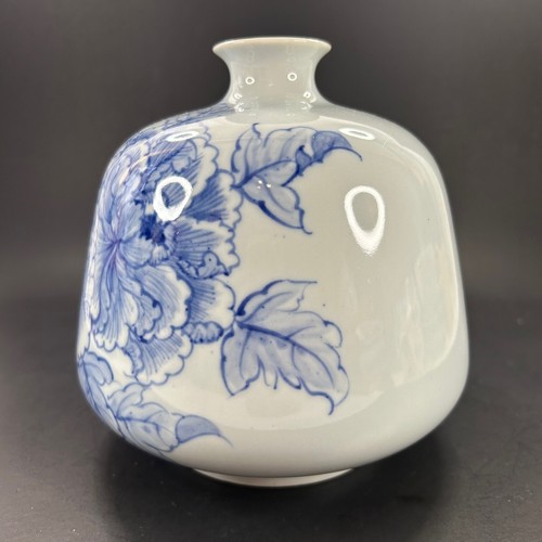Jarrón coreano de malezas de porcelana azul y blanco con flores pintadas a mano - Imagen 6 de 9