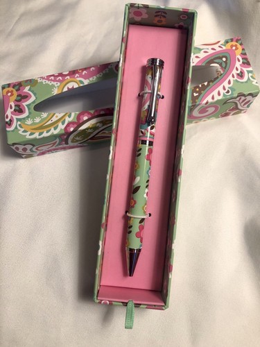 Bolígrafo Vera Bradley TOUS FRUIT Rosa COMO NUEVO Verde RARO Hallazgo NUEVO CON ETIQUETAS Nuevo en Caja Regalo - Imagen 3 de 3